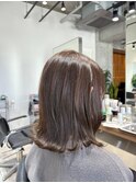 透明感のあるグレージュカラーに大人くびれボブ◎