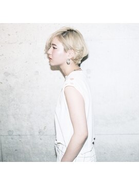 アットラブ バイ ベル(at'LAV by Belle) 『外国人風』ハイブリーチ。プラチナシルバー〔Belle原宿〕