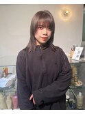 グレージュ×顔周りレイヤー