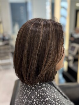 エアー 銀座タワー(AIR) 動きのあるボブ　白髪ぼかしハイライト