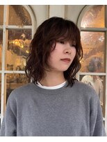 アデ オモテサンドウ(ade omotesando)&nbsp;季節のイメチェンに◎　ラフに揺れる　ミディアムウェーブ