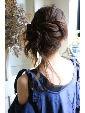 ドロップ(drop) ルーズな後れ毛が可愛い！ねじりアレンジ【表参道drop舘洞】