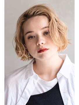 メーヴェ(Mowen) mowen 南堀江 ミニボブ×ブロンドカラー×外国人風