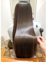 (酸)と(熱)の反応により、髪の中に【新しい結合】を生み出します。[髪質改善/縮毛矯正/大分/下郡]