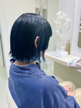 ヒカリス 中崎店(HIKARIS) 切りっぱなしボブ/外ハネ/ブルーカラー/顔周りレイヤー