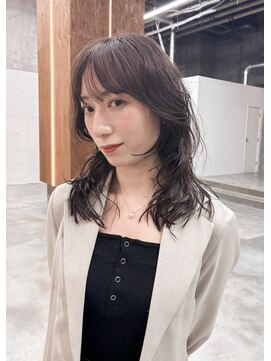 シカ(sica) ミディアムレイヤースタイルにパーマをくるっと！