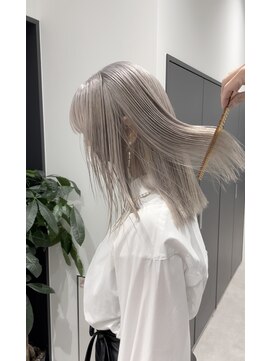 ヴァーディ オモテサンドウ(Vardy omotesando) ホワイトシルバー・表参道ケアブリーチ・ハイトーン・原宿美容室