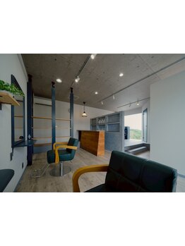 肌で感じる贅沢なサロンタイムを！白基調の落ち着く店内で、あなただけに似合うスタイルをご提案♪