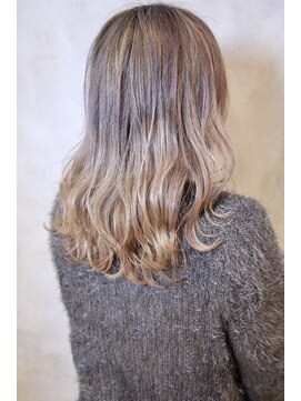 リルア 博多(LIRUA) ホワイトベージュグラデーションカラー