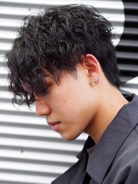 サン(3) ツイストスパイラル 前下がりセンター パートツーブロック 黒髪