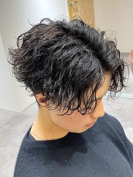 クオル 立川(QOL) 波巻きパーマ／センターパート／メンズカット／刈り上げ