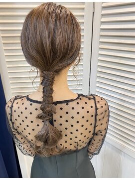 リル(re'll) 《花屋併設》タイトなローポニー［酸性ストレート/ヘアセット］