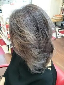 プラスアイエヌジー(+ing)の写真/白髪は隠すものではなく楽しむもの♪豊富な種類からあなたにぴったり上品カラーで明るく白髪ぼかし◎