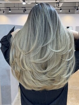 メリー オオサカ(Merly Osaka) contrast white balayage