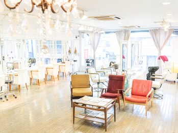ヴァンカウンシル 国立店(VAN COUNCIL)の写真/日差しが注ぐサロンでゆったりお過ごしください♪