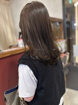 アトリエ(atelier.) レイヤーカット アッシュブラウン セミロング 20代30代