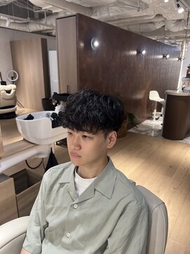 ウノプリールヴァモス(unopulir Vamos) 波巻きシャドウパーマ無造作メンズヘア刈り上げ黒髪マッシュ