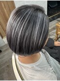 ホワイトシルバー×ブラックのコントラストカラー（白髪ぼかし）