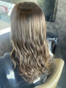 ヘアデザイナーズサロン 三嶋 【ブリーチなしでも透明感あるお色に】