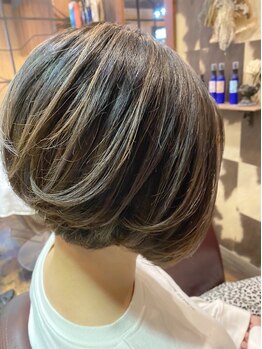 ヘアー クリエイト カルバリ(HAIR CREATE Calbari)の写真/【水沢】つまらない白髪染めはもう卒業。Calbariが提案するのは、グレイヘアを生かしたデザインカラー♪