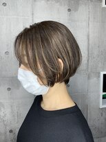 ハク(haku)&nbsp;[吉原勇気]ハイライトカラー白髪ぼかしショートカット