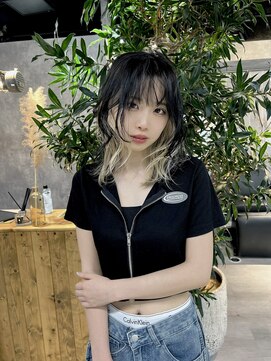 イコ(.ico) ホワイトブロンド×ブラック 20代30代 ウルフカット レイヤー