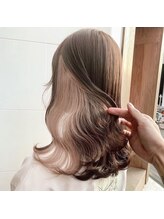 《顔まわりのカットに合わせて大人な雰囲気に》ベージュのインナーカラーで落ち着きのカラーを◎ブリーチ