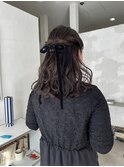 ヘアアレンジタイトゆるふわオリーブベージュ巻き髪