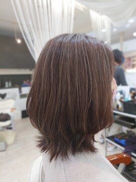 シアニスタ シルエットが可愛い外ハネミディアムヘア!