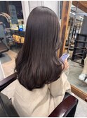トーンダウンヘア　透け感グレージュ　流れる顔まわり
