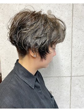 ア セカンド 清藤美容室第弐號(a sekand) [a sekand]ハイライトカラー×刈り上げマッシュショートヘア