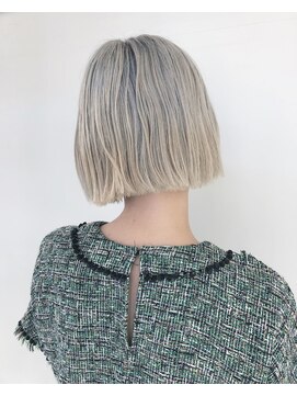 レンク(LENC) ホワイトブロンド ダブルカラー ボブ