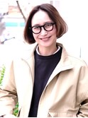 あご上まで切り込んだバランスのフラットボブヘアー