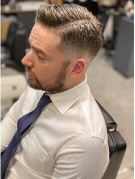 フランクスバーバー アンド ビアークラブ(FRANK'S BARBER and BEER CLUB) サイドパートショートフェードかき上げテクノ