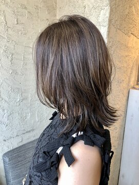 ペネロープ(Penelope) ミディアムレイヤー/外ハネ/シークレットハイライト