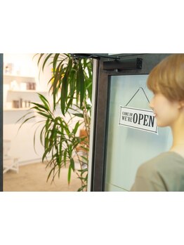 【HPBeauty AWARD BESTSALON 2023~2025 3年連続GOLD Prize】周辺エリアでは少ない、朝8:00~夜21:00まで営業