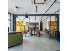 シー(SEA)の雰囲気(店内は広々としており、程よく外からの光も入る明るい店内。)