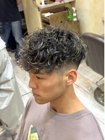 グルーマーズトウキョウ(GROOMER/S TOKYO)&nbsp;スペインカール　ハイライト　フェード　メンズパーマ　海外ヘア