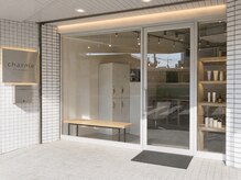 シャルム(charme)の雰囲気（学園前駅から車で１分、徒歩で４分！道路沿いで目立つ場所です！）
