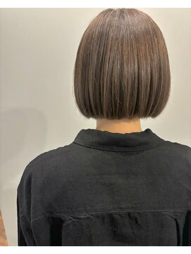 ゼンドットカラスマ(Zen.karasuma) 白髪ぼかしボブ