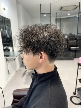 カルロイースタイル(CARLO e-style) 波巻きツイストスパイラルパーマツーブロック刈り上げマッシュ