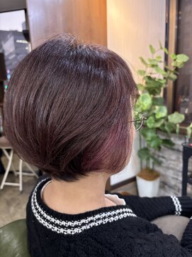 モニカ ヘア(MONIKA HAIR) ショートボブ。ピンク系カラー