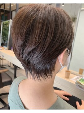 エレン(E L E N) 【短い襟足が嫌いな方オススメ♪】　大人ショート