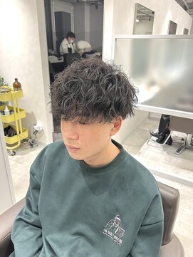 キートス(Kiitos) ツイストスパイラルパーマ刈り上げマッシュ黒髪前下がり