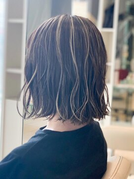 ミーティア バイ クアトロ(Meteor By QUATRO) ハイライト 外ハネボブ ショートボブ