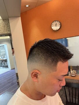 銀座マツナガ 神田店 30代40代メンズ刈り上げフェードスタイルかき上げ短髪ワイルド