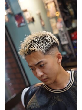 タイト スワッグ バーバーワークス(TIGHT SWAG BARBERWORKS) スキンフェード×ウェーブアップ×ブリーチ