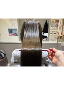 白髪が気になり始めたら◎ダメージレスなカラーだけでなく”白髪予防”もできるケアメニューも多数ご用意！