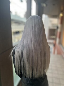 リー ヴィータ 上新庄(Lee Vita) 圧倒的な透明感のホワイトカラー☆