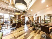 カバーヘア ブリス 北浦和(COVER HAIR bliss)の雰囲気（駅前ビル最上階、全面ガラス張りの窓から光が差し込む[北浦和]）